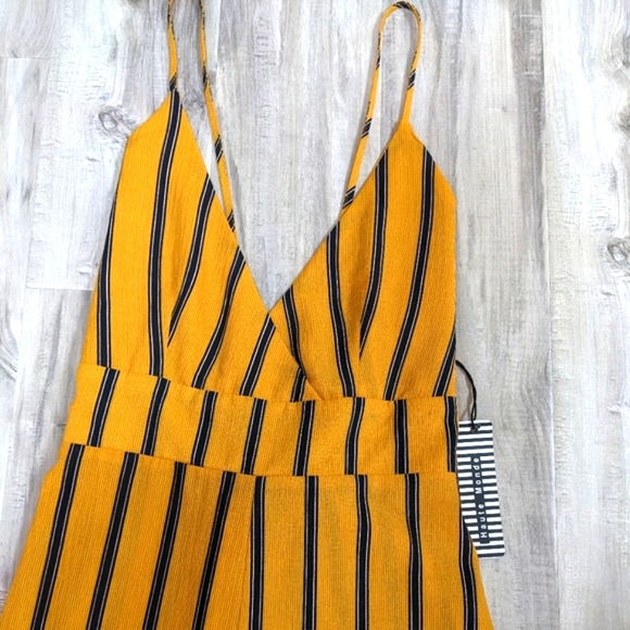 New Haute Monde Jumpsuit Gold Yellow with Brown Vertical Stripes Size Small - Picture 3 of 8